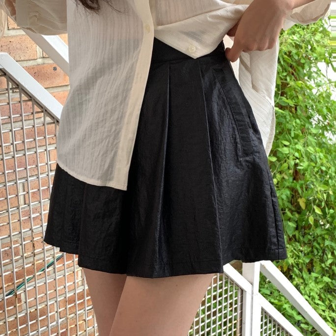 Peter And Wendy Coated Pleated Skirt Shorts